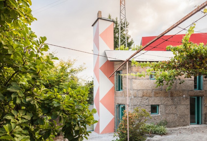 Una pequeña casa en Amarante por Fala Atelier. Fotografía por Ricardo Loureiro