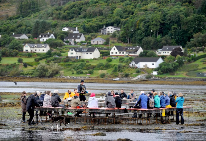 Cooking Sections, CLIMAVORE: On Tidal Zones, 2017-en proceso. Isla de Skye, Escocia. Fotografía por Cooking Sections. Cortesía de Harvard GSD y Cooking Sections