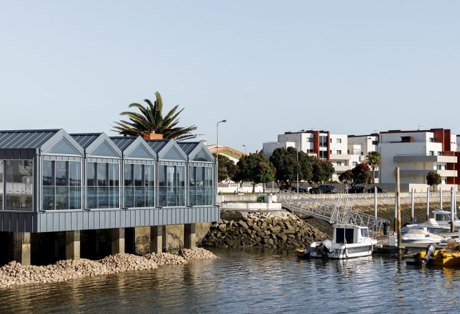 Restaurante Clube de Vela da Costa Nova por Ferreira Arquitectos. Fotografía por Ivo Tavares Studio