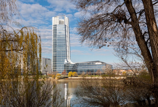 El edificio es una parte integral de la visión sostenible del Grupo MOL para 2030, proporcionando un modelo para la oficina del futuro. Sede del Grupo MOL por Foster + Partners. Fotografía por Nigel Young / Foster + Partners