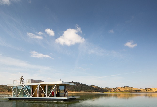 Exterior view of the Floating house, by Friday S.A. Photography © José Campos