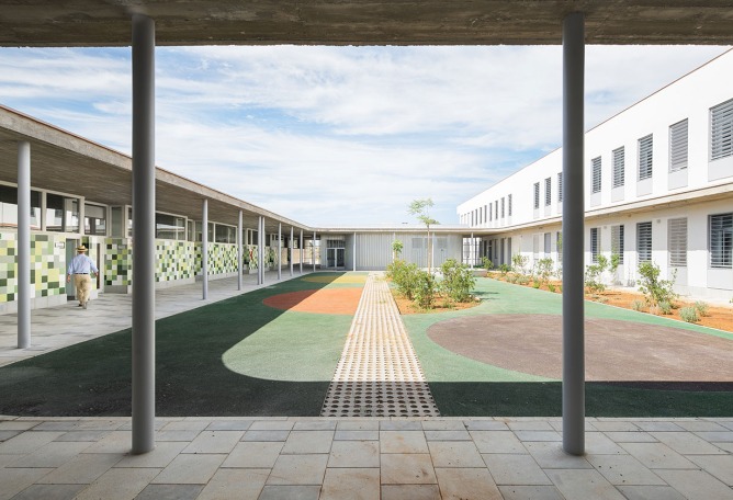 Colegio Eucaliptus de Infantil y Primaria por Gabriel Verd Arquitectos. Fotografía por Juanca Lagares