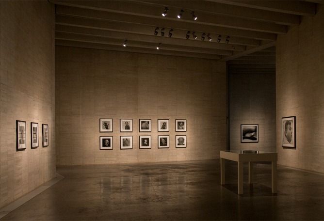 Imagen de la exposición Sombras del Viento, de Alberto García-Alix, en el MUSAC. Fotografía por Andrea Portillo / METALOCUS.