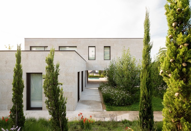 Cova Miradoiro in Caeira by Gramática Arquitectónica. Photograph by Andrés Fraga.