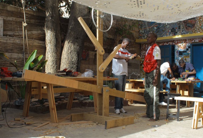 Imagen del proceso de montaje en Dakar. Gri Gri Pixel Dakar. Imagen cortesía de Gri Gri Pixel.