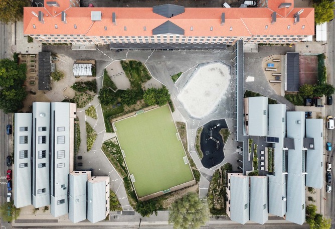 Escuela Grøndalsvængets por JJW ARKITEKTER. Fotografía por Jesper Pildal.