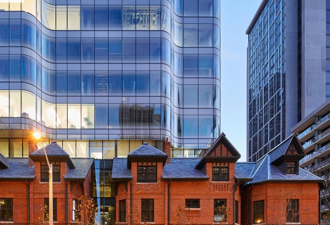 Vista exterior sur. 7 St. Thomas por Hariri Pontarini Architects. Fotografía © doublespace photography