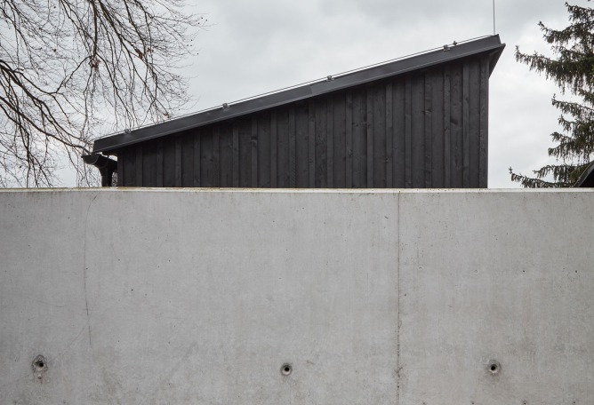 "Casa detrás del muro" por Mjölk architects. Fotografía de Jakub Skokan, Martin Tůma / BoysPlayNice.