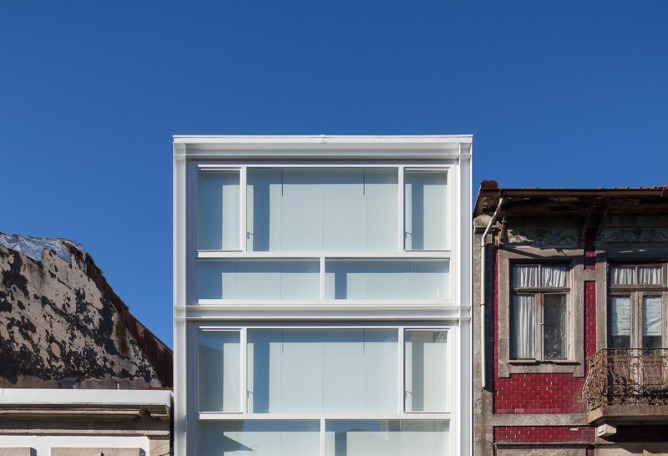 Front façade: close shutters. Urban House in Lindo Vale by Ana Cláudia Monteiro + Vítor Oliveira. Photography © José Campos.