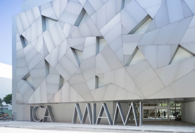 Vista exterior. Nueva sede de la Fundación ICA MIAMI por ARANGUREN + GALLEGOS Arquitectos. Fotografía © Iwan Baan 