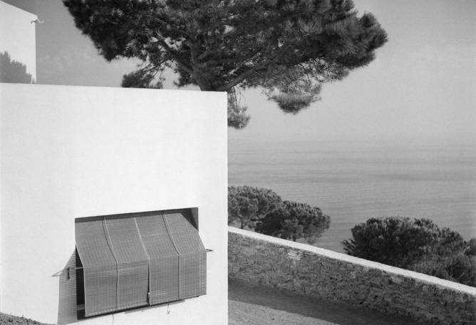Casa Ugalde of Coderch and Valls. Caldes d'Estrac, 1952. Photographer: F. Català-Roca. © Fondo F. Català-Roca - Historic Archive of the College of Architects of Catalonia "Imagining the Mediterranean house, Italy and Spain in the 50's." ICO Foundation, Madrid