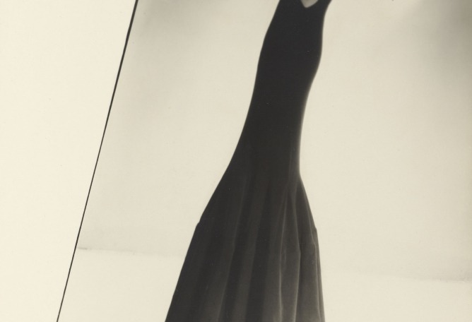 Modelo luciendo un vestido por Augustabernard, 1936. Man Ray, americano, 1890-1976. Impresión con gelatina de plata. El Museo J. Paul Getty, Los Ángeles © Man Ray Trust ARS-ADAGP