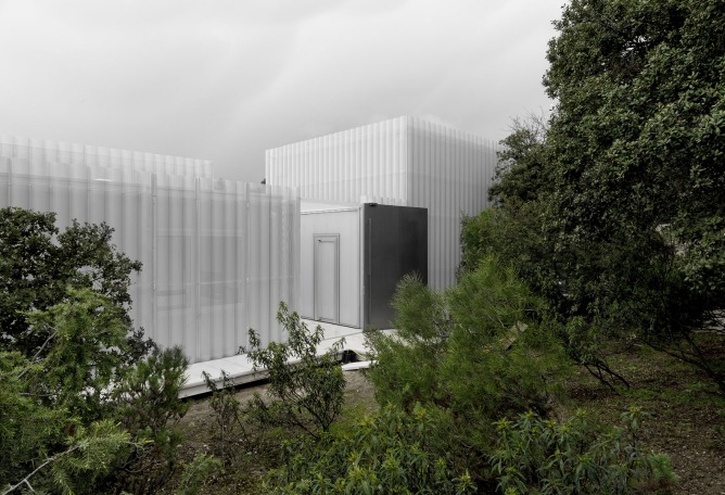 House and painting space for an artist by Idearch. Photograph by Joaquín Mosquera