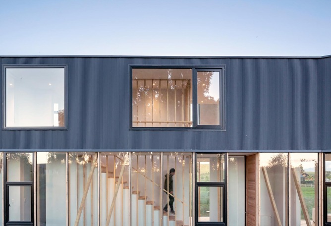 Casa Maitenes por Ignacio Correa. Fotografía por Aryeh Kornfled