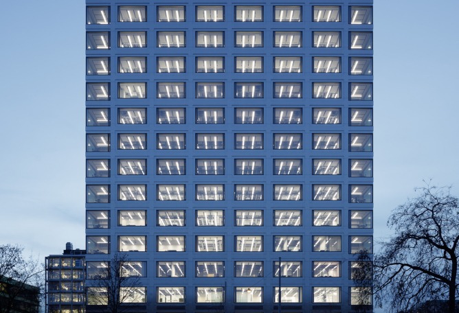 Edificio de investigación Biozentrum de la Universidad de Basel por Ilg Santer Architekten. Fotografía por Daisuke Hirabayashi