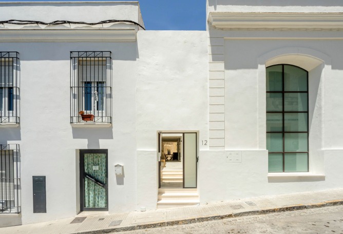 Housing in a Bodega de Jerez by Iniesta Nowell Arquitectos. Photograph by Rafael Iniesta Nowell.