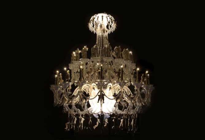 Seria Ludo por Mat Collishaw, 2016. Acrílico, aluminio, luces led, motor, resina, acero, pintura, cera, 343’9 x 375 x 375 cm. Ed. 1/2 + 2AP. Imagen cortesía del artista, Blain Southern y The National Trust. Fotografía por Kippa Matthews. 
