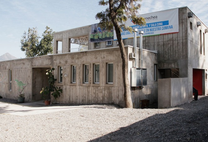 Fachada sur del jardín infantil Lastra por Felipe Balmaceda. Fotografía © Francisca Tuca.