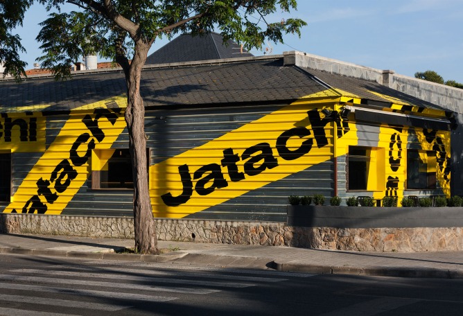 Jatachi Asian street food restaurant by ESTUDIO CO–A. Photograph by Pol Viladoms.