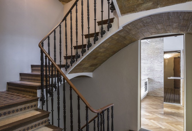 Access stairs. "Cuentos: Late Night Tales" by Joaquín Juberías & Víctor Cano Ciborro. Photograph by German Cabo