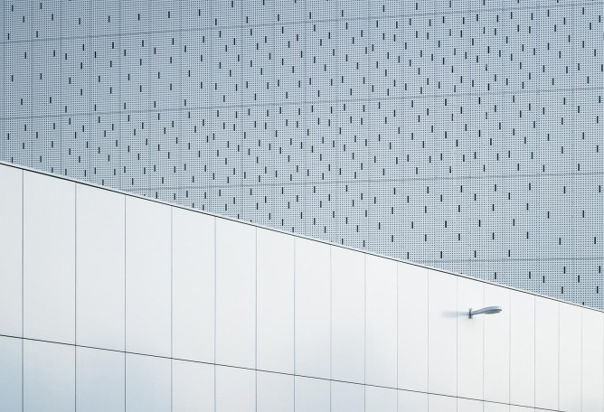 Banque de France París La Courneuve por Jean-Paul Viguier et Associés. Fotografía por Takuji Shimmura