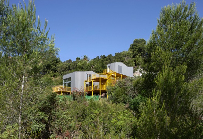 rNrH industrialized home by Juan Marco Arquitectos. Photograph by Diego Opazo.