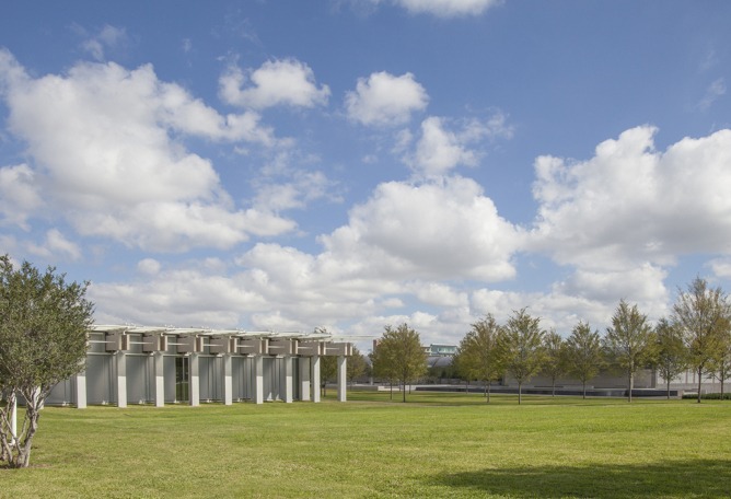 Vista exterior. Pabellón de Renzo Piano en el Museo de Arte Kimbell. Fotografía © Robert Laprelle.