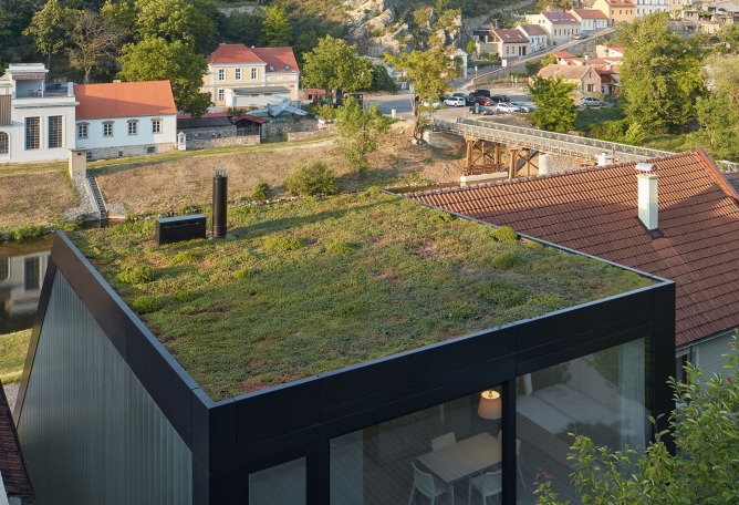 Casa Familiar en el Valle del Río por Kuba & Pilař architekti. Fotografía por BoysPlayNice