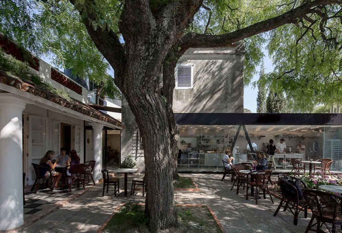 Exterior view. La Linda Bakery Carrasco by Pedro Livni Architect. Photograph © Pablo Casals Aguirre