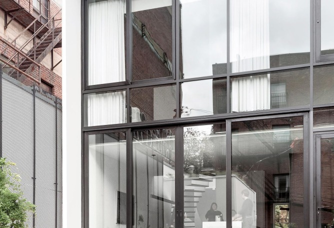 Fachada trasera. Maison du Parc por La Shed Architecture. Fotografía por Maxime Brouillet