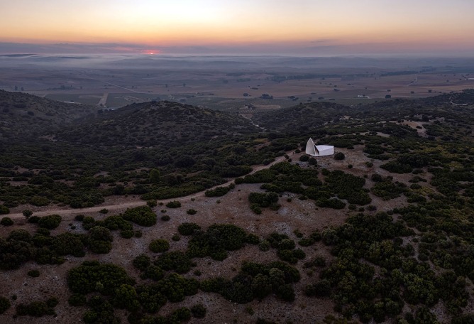 Chapel in Sierra la Villa by Sancho-Madridejos Architecture Office.Photograph by Hisao Suzuki, Sancho-Madridejo.
