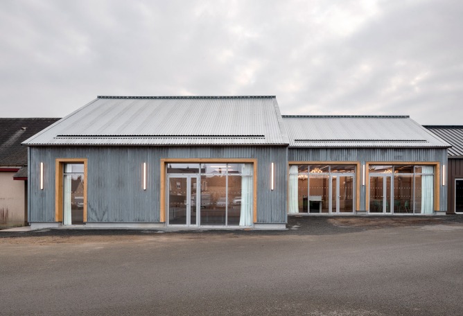 Centro social y cultural en Cossé-le-Vivien por Lemoal Lemoal Architectes. Fotografía por Erle Marec.