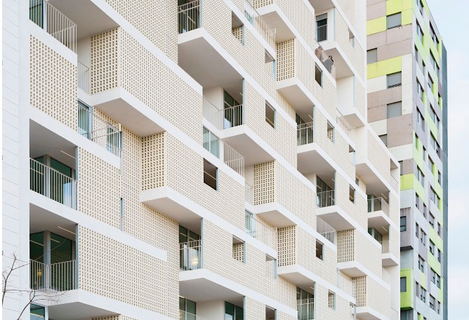 A façade designed horizontally. 85 high-rise social housing by