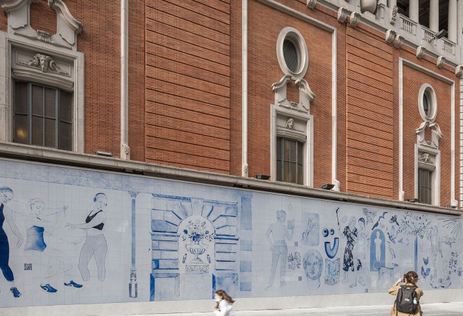 Fachada del Palacio de la Música por Los Bravú. Fotografía por Imagensubliminal