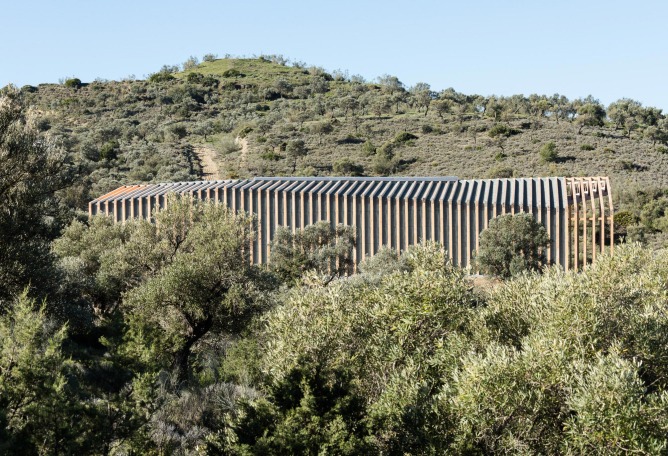 Exterior view. Visitor reception center of Caminito del Rey by Luis Machuca y Asociados. Photograph by Fernando Alda