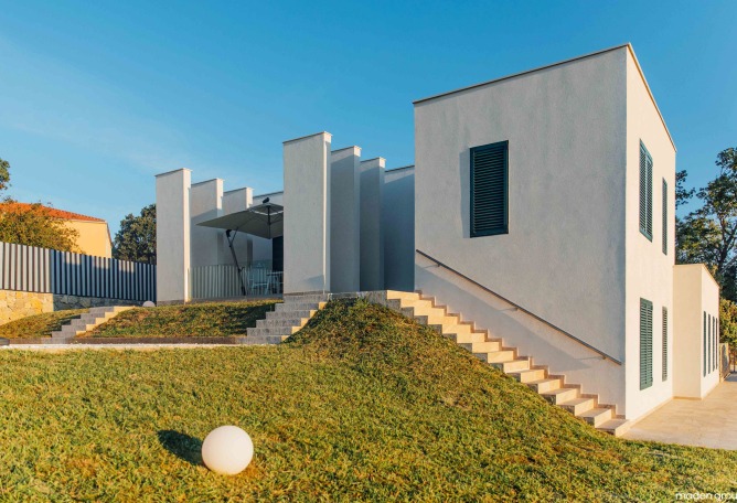 La Casa de la Colina por Maden Group. Fotografía por Leonit Ibrahimi