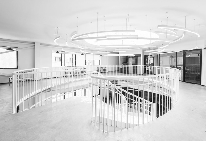 Escalera. Mandela Co-Working por RoarcRenew. Fotografía por OscarLok