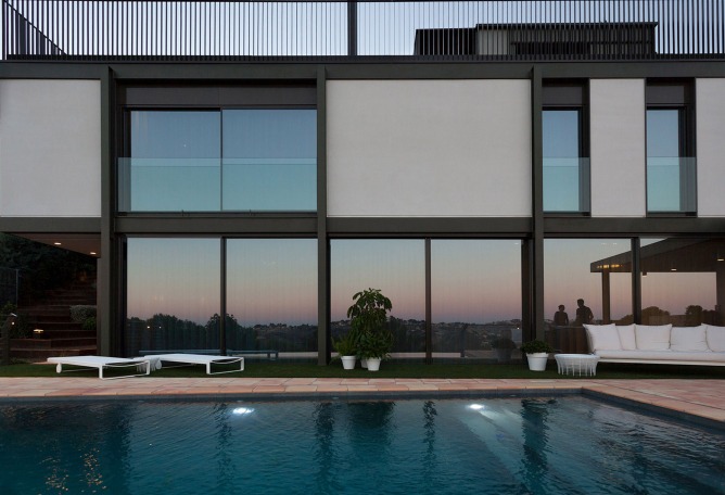 Exterior view. El bosque 161, a single-family housing project by Mano de Santo. Photograph by Diego Opazo