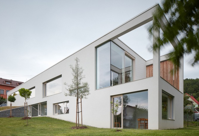 Exterior view. Family House in the Slope by masparti / pavel martinka, ondřej spusta. Photograph by Jakub Skokan, Martin Tůma / BoysPlayNice