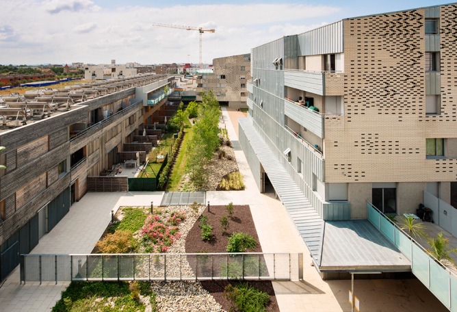 Outside view. Dwellings Toulouse by Mateo Arquitectura. Photography © Adrià Goula. 