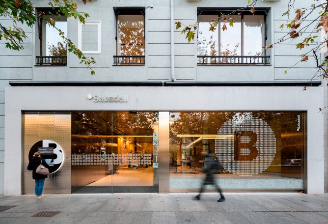 Espacio Banc Sabadell por mateo arquitectura. Fotografía por Pedro Pegenaute.