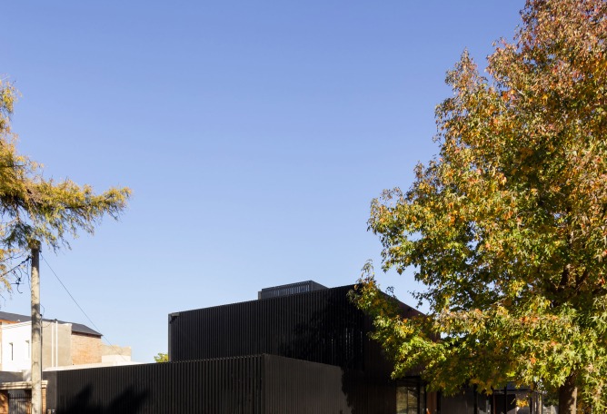 Dos casas metálicas por Mauricio Morra Arquitectos. Fotografía por Ramiro Sosa.