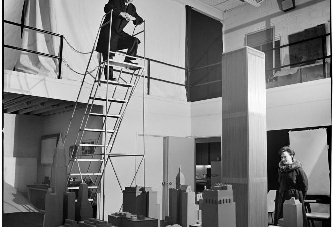 El arquitecto del World Trade Center, Minoru Yamasaki, revisa una maqueta a escala del proyecto. Balthazar Korab / Cortesía de la Biblioteca del Congreso. 