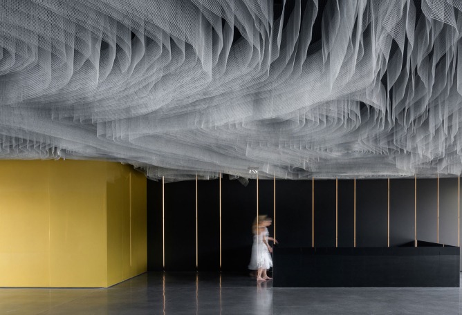 Centro Cultural Suspended Matter Box por MMV Arquitectos. Fotografía por Ricardo Oliveira Alves