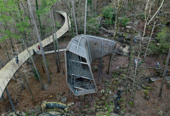 La Casa del Árbol Evans en el Bosque de los Jardines de Garvan por modus studio y la Universidad de Arkansas. Fotografía por Timothy Hursley.