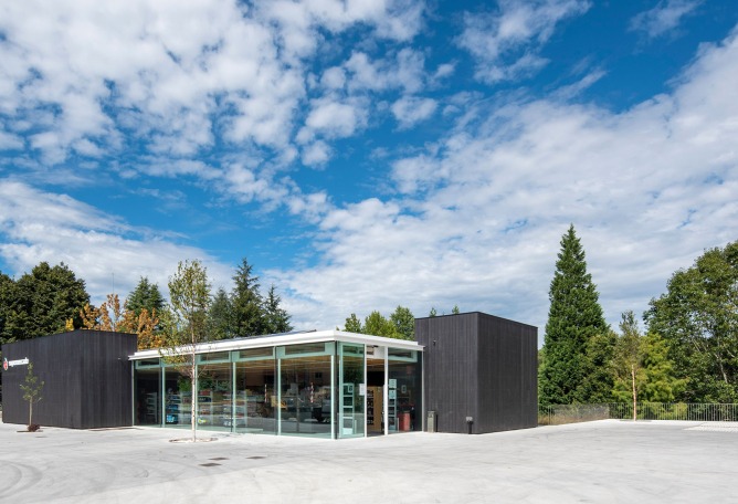 "A Ramallosa" Service Center by MRM arquitectos + AVG. Photograph by Héctor Santos-Díez.