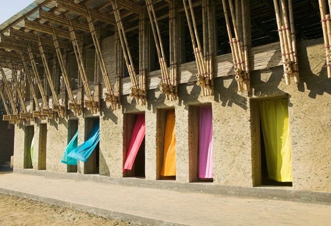 Escuela METI, Rudrapur (Bangladesh), 2006. El Museo ICO presenta «Anna Heringer. La belleza esencial». Fotografía por Kurt Hörbst.
