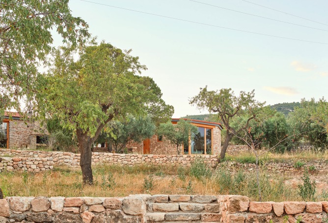 A new life for Mas Carpi by NUA arquitectures. Photograph by Jose Hevia.