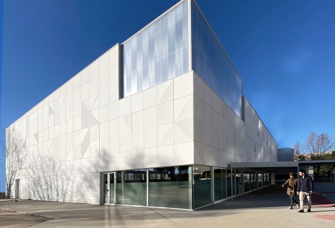 Pabellón polideportivo por OAOB Arquitectura. Fotografía por Alberto Amores.