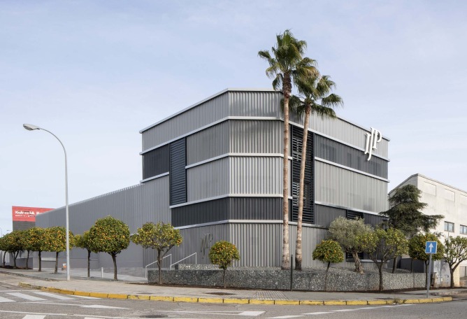 Nueva sede JJP Hospitalaria por Gabriel Verd Arquitectos + Buró4 Arquitectos. Fotografía por Jesús Granada